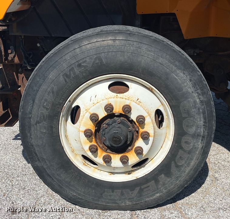 image for item EK8523 2004 International  7400 dump truck