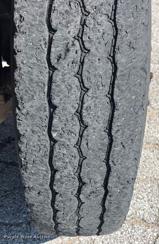 image for item EK8523 2004 International  7400 dump truck