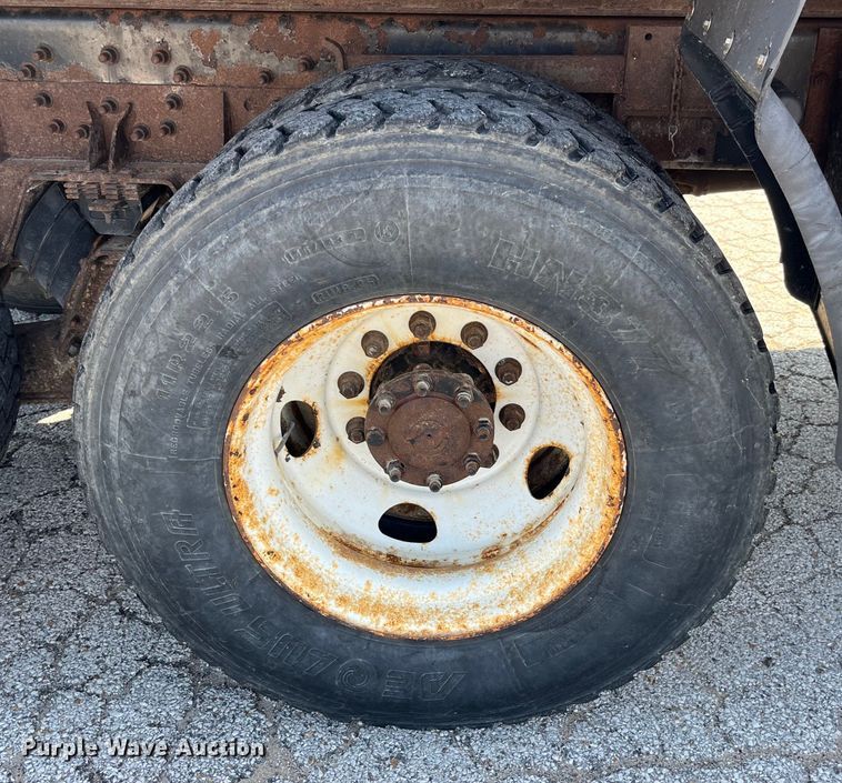 image for item EK8523 2004 International  7400 dump truck