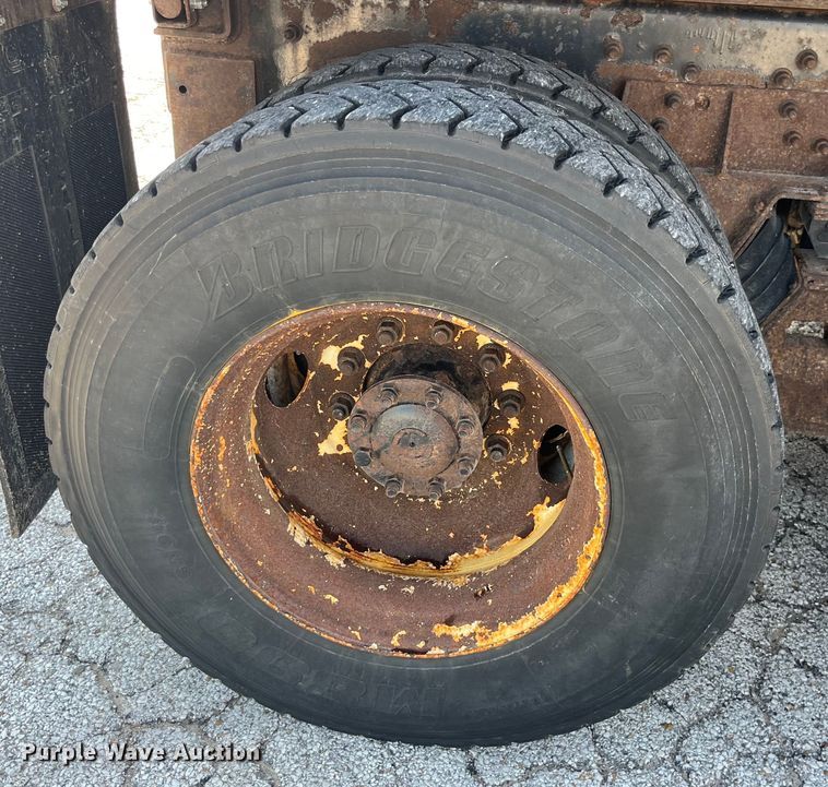 image for item EK8523 2004 International  7400 dump truck