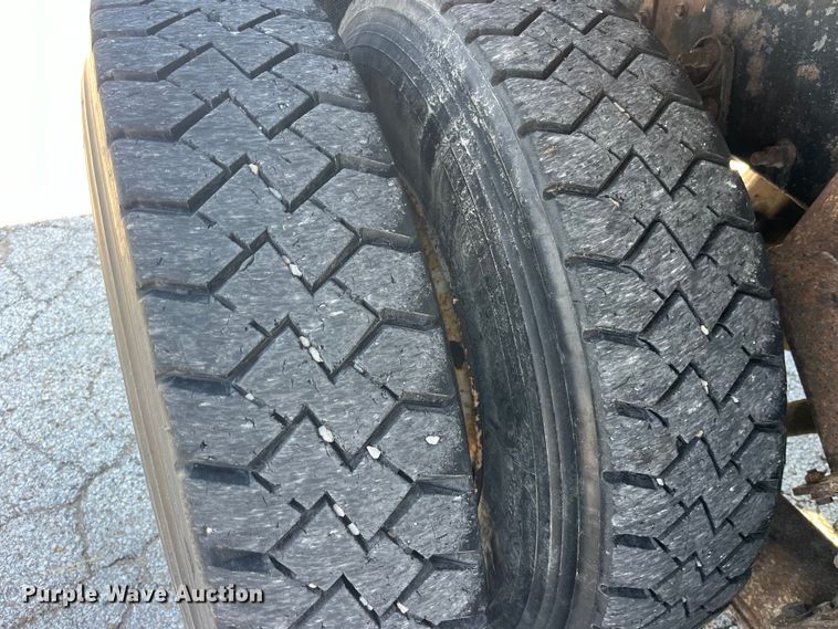 image for item EK8523 2004 International  7400 dump truck