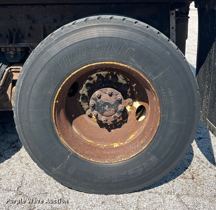 image for item EK8523 2004 International  7400 dump truck