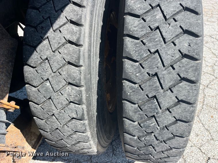 image for item EK8523 2004 International  7400 dump truck