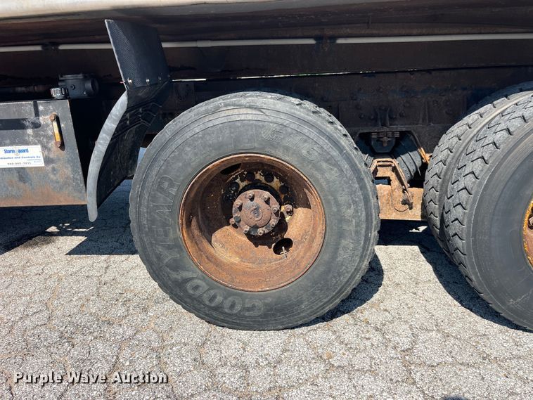 image for item EK8523 2004 International  7400 dump truck