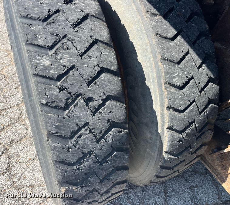 image for item EK8523 2004 International  7400 dump truck