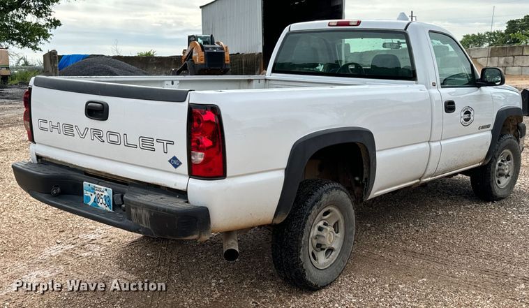 image for item ND9340 2005 Chevrolet Silverado 2500 HD pickup truck