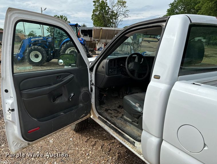 image for item ND9340 2005 Chevrolet Silverado 2500 HD pickup truck