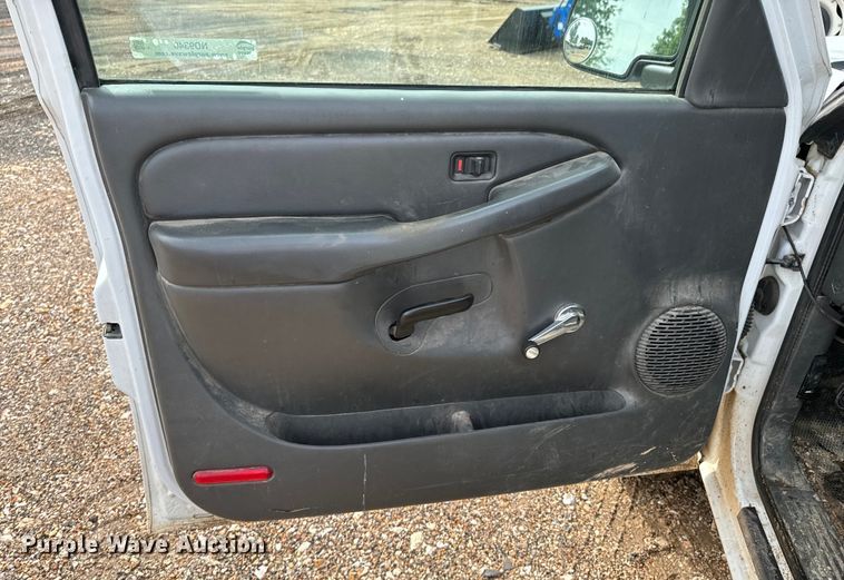 image for item ND9340 2005 Chevrolet Silverado 2500 HD pickup truck