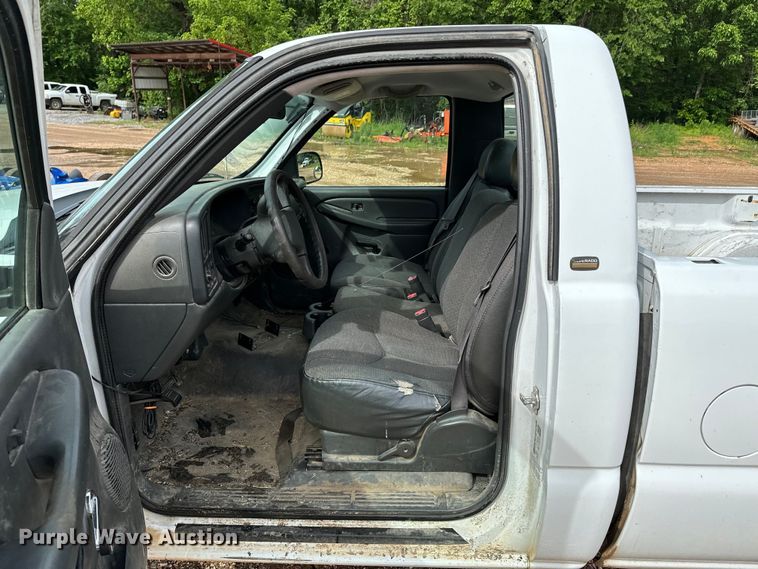 image for item ND9340 2005 Chevrolet Silverado 2500 HD pickup truck