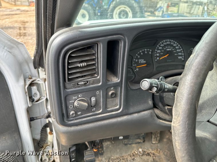 image for item ND9340 2005 Chevrolet Silverado 2500 HD pickup truck