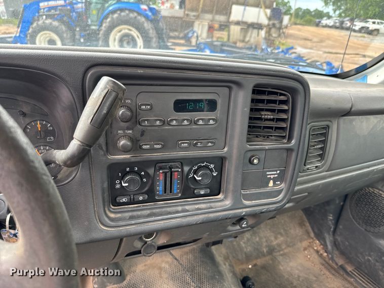 image for item ND9340 2005 Chevrolet Silverado 2500 HD pickup truck