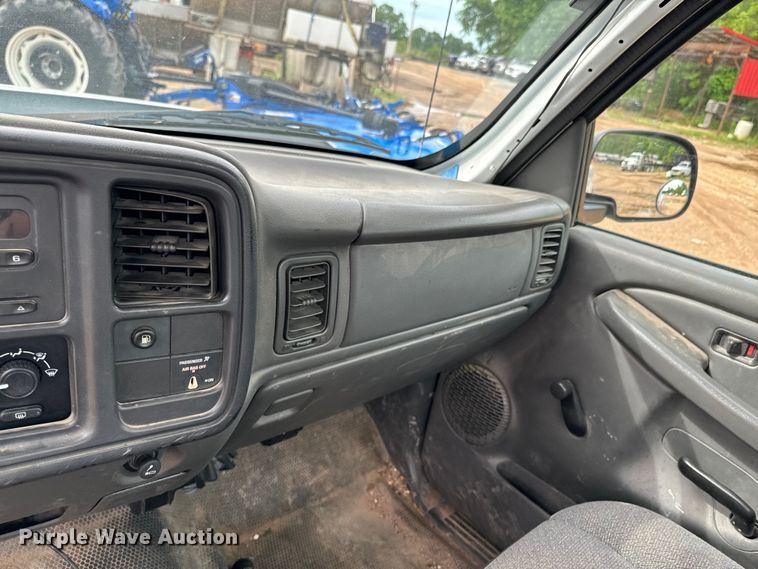 image for item ND9340 2005 Chevrolet Silverado 2500 HD pickup truck