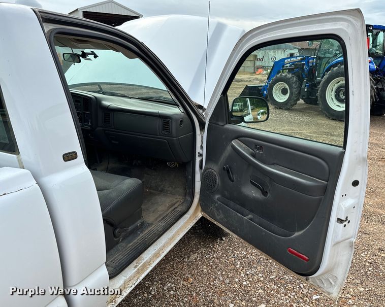 image for item ND9340 2005 Chevrolet Silverado 2500 HD pickup truck