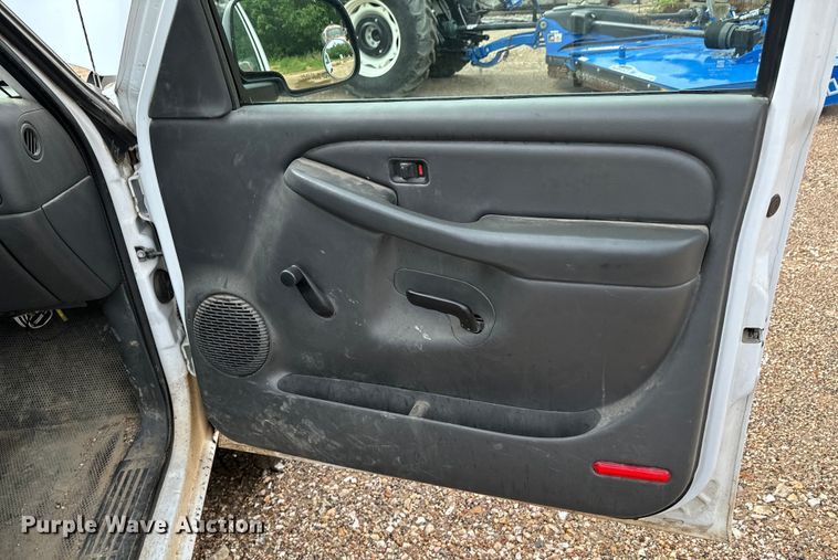 image for item ND9340 2005 Chevrolet Silverado 2500 HD pickup truck