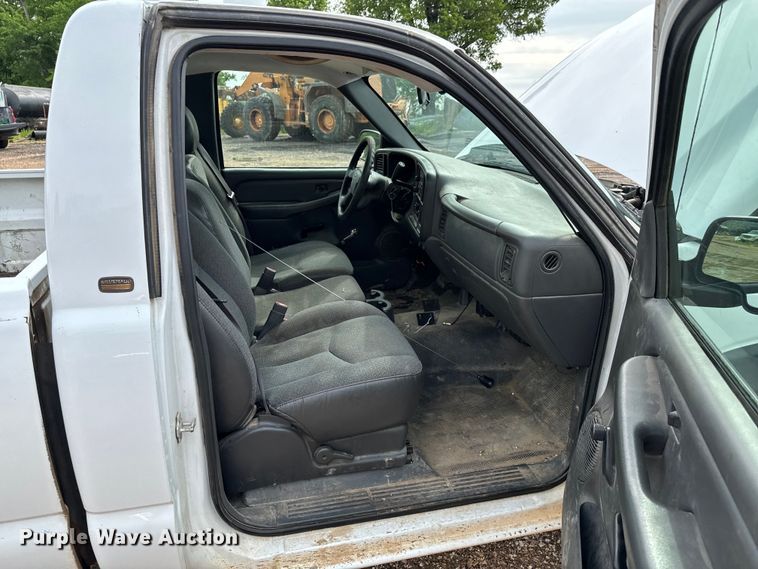 image for item ND9340 2005 Chevrolet Silverado 2500 HD pickup truck