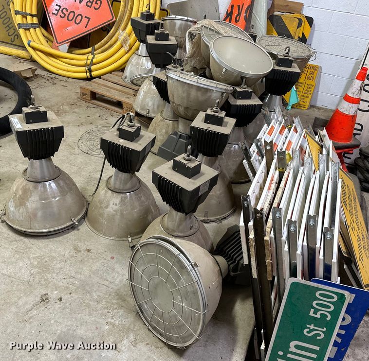 image for item NR9889 (17) UL MHEN lights