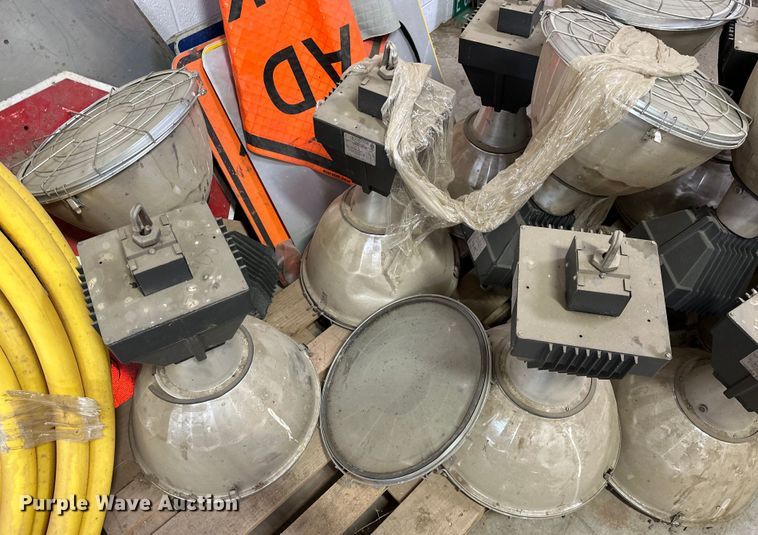 image for item NR9889 (17) UL MHEN lights