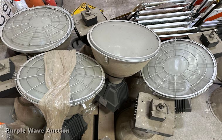 image for item NR9889 (17) UL MHEN lights