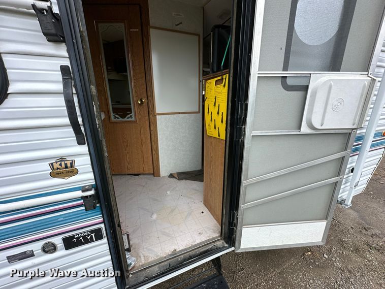 image for item NT9213 1995 Road Ranger 21YT camper