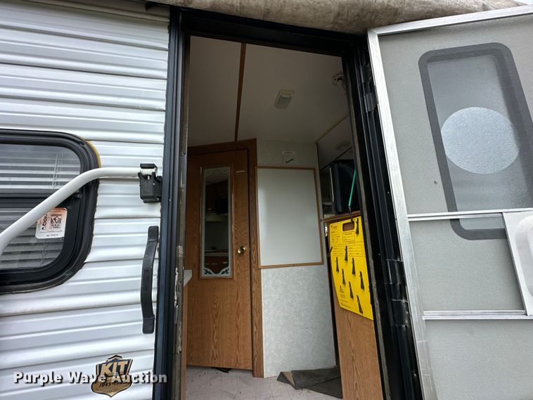 image for item NT9213 1995 Road Ranger 21YT camper