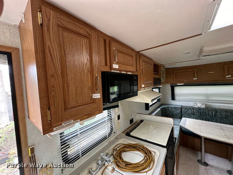 image for item NT9213 1995 Road Ranger 21YT camper