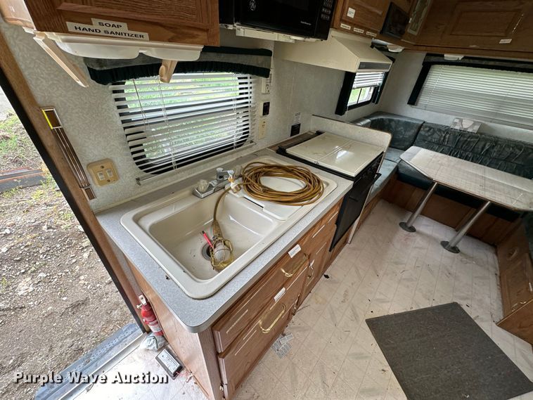 image for item NT9213 1995 Road Ranger 21YT camper