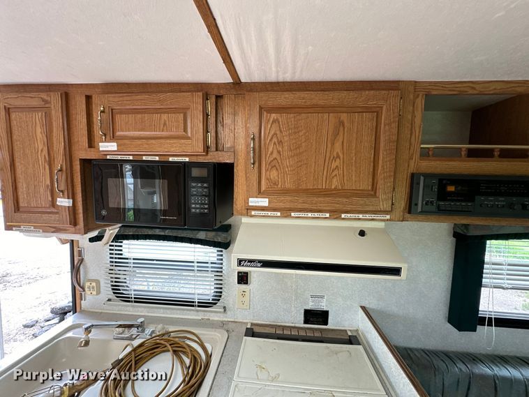 image for item NT9213 1995 Road Ranger 21YT camper