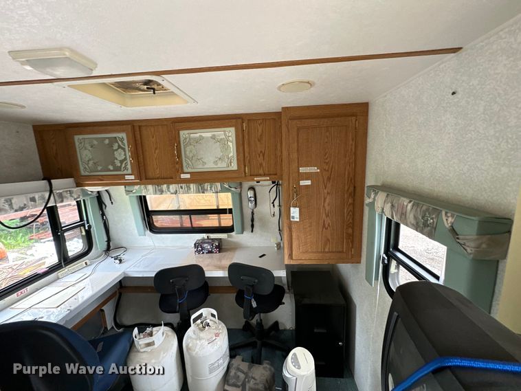 image for item NT9213 1995 Road Ranger 21YT camper