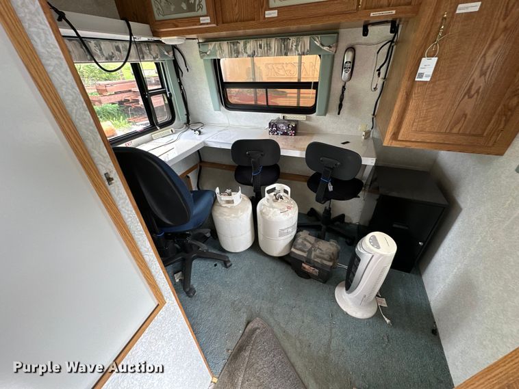 image for item NT9213 1995 Road Ranger 21YT camper