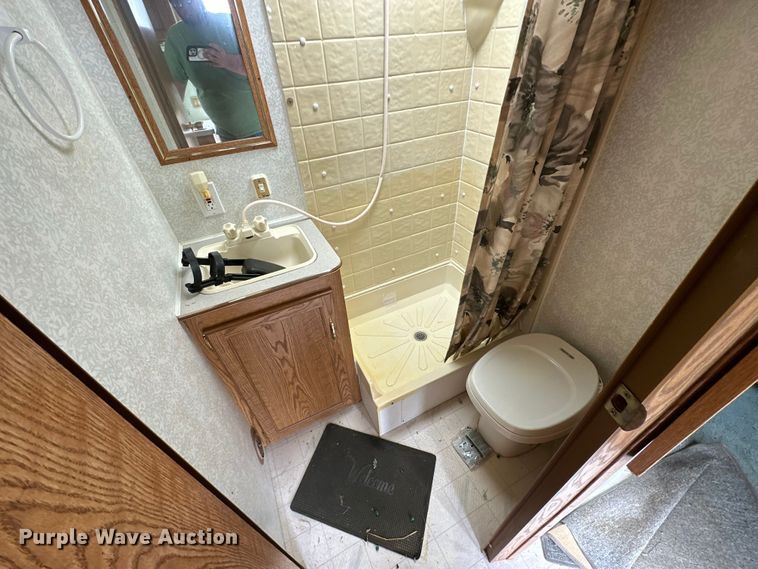 image for item NT9213 1995 Road Ranger 21YT camper