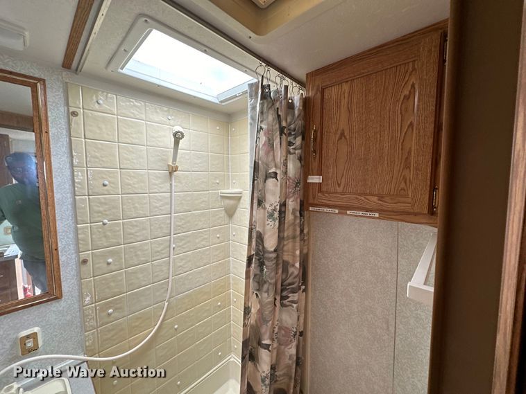 image for item NT9213 1995 Road Ranger 21YT camper