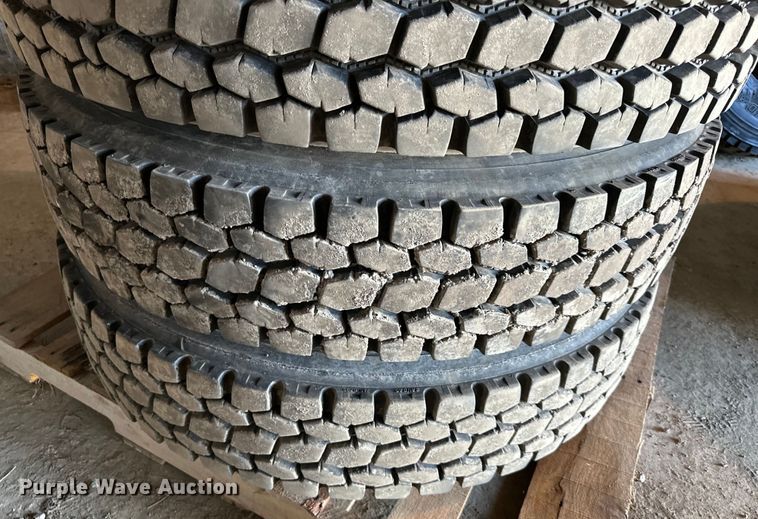 image for item NT9216 (8) 11R24.5 retreaded tires