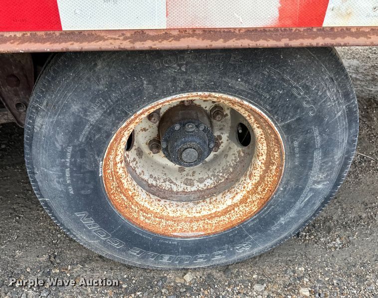 image for item NT9233 2000 Trail King  TKT40-2400 tilt deck equipment trailer