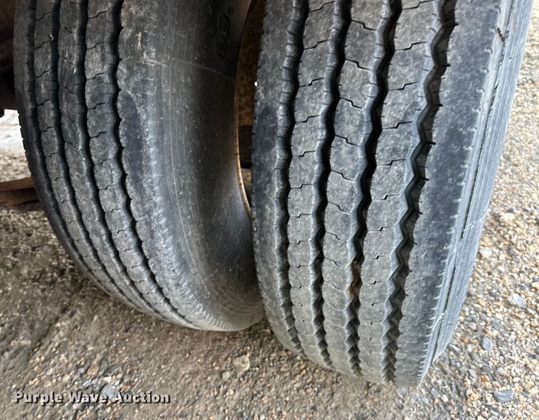 image for item NT9233 2000 Trail King  TKT40-2400 tilt deck equipment trailer