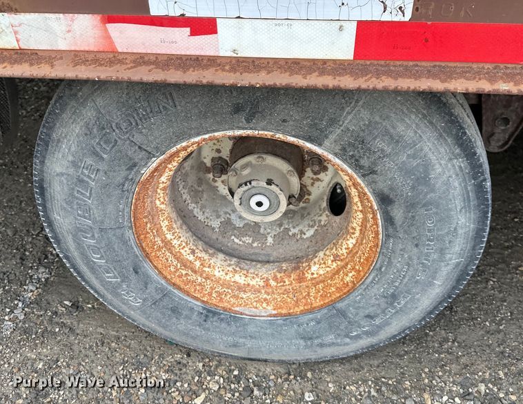 image for item NT9233 2000 Trail King  TKT40-2400 tilt deck equipment trailer