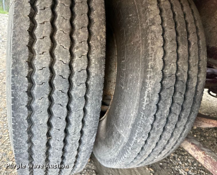 image for item NT9233 2000 Trail King  TKT40-2400 tilt deck equipment trailer