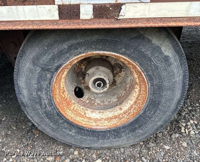 image for item NT9233 2000 Trail King  TKT40-2400 tilt deck equipment trailer