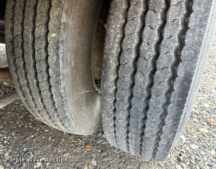 image for item NT9233 2000 Trail King  TKT40-2400 tilt deck equipment trailer