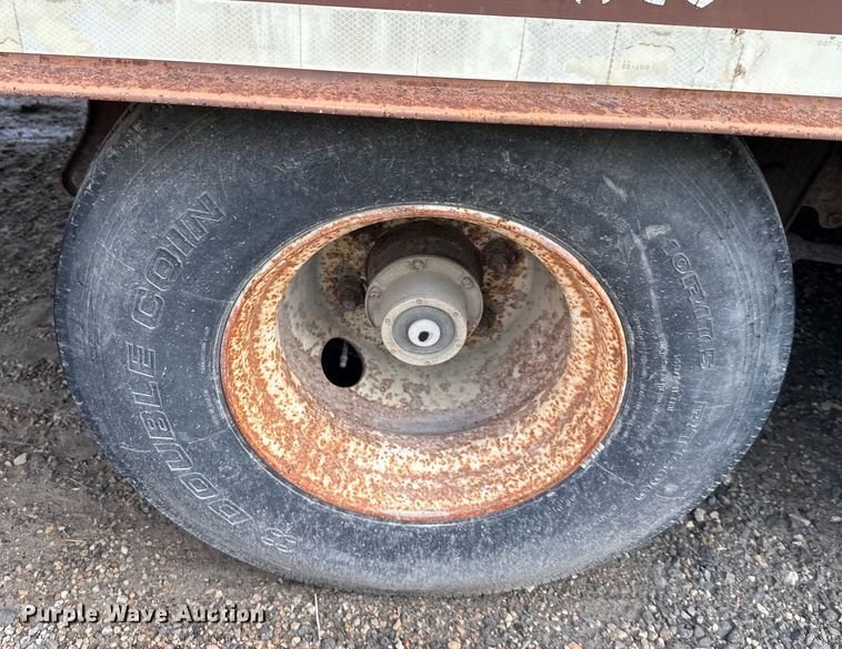 image for item NT9233 2000 Trail King  TKT40-2400 tilt deck equipment trailer