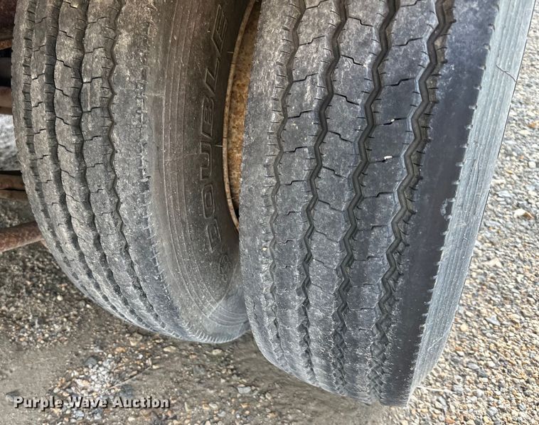 image for item NT9233 2000 Trail King  TKT40-2400 tilt deck equipment trailer