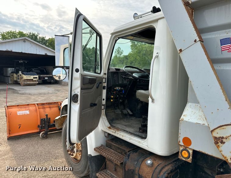 image for item NT9236 1996 International  4900 dump truck