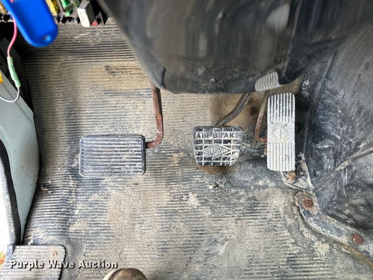 image for item NT9236 1996 International  4900 dump truck