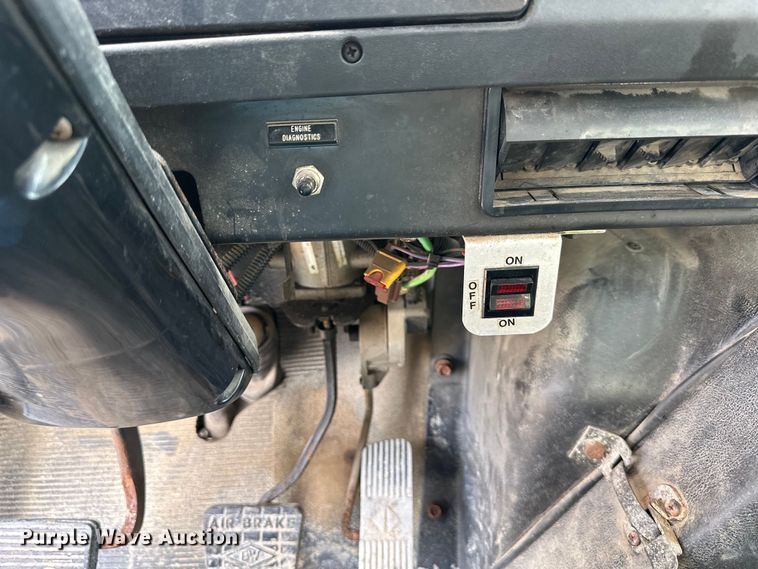 image for item NT9236 1996 International  4900 dump truck