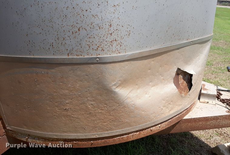 image for item NU9791 1998 WW livestock trailer