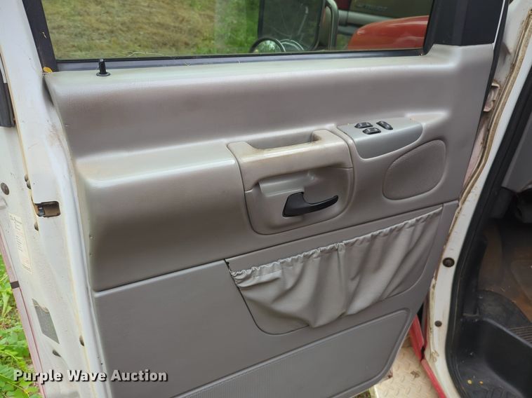 image for item NZ9620 2000 Ford E450 Super Duty ambulance