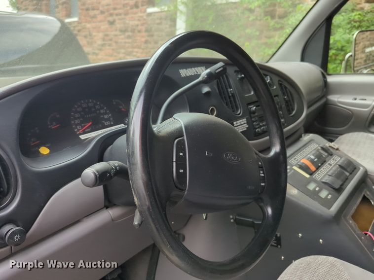 image for item NZ9620 2000 Ford E450 Super Duty ambulance