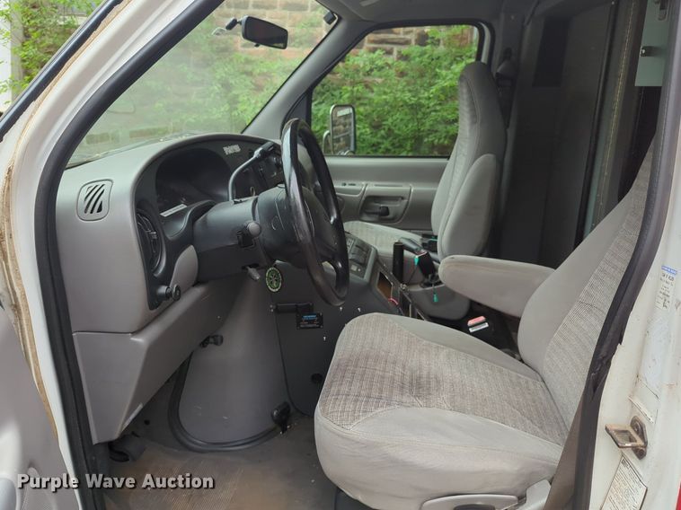 image for item NZ9620 2000 Ford E450 Super Duty ambulance