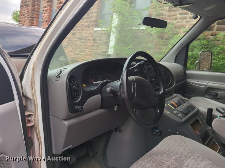 image for item NZ9620 2000 Ford E450 Super Duty ambulance