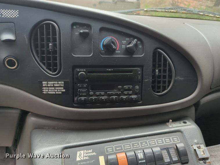 image for item NZ9620 2000 Ford E450 Super Duty ambulance