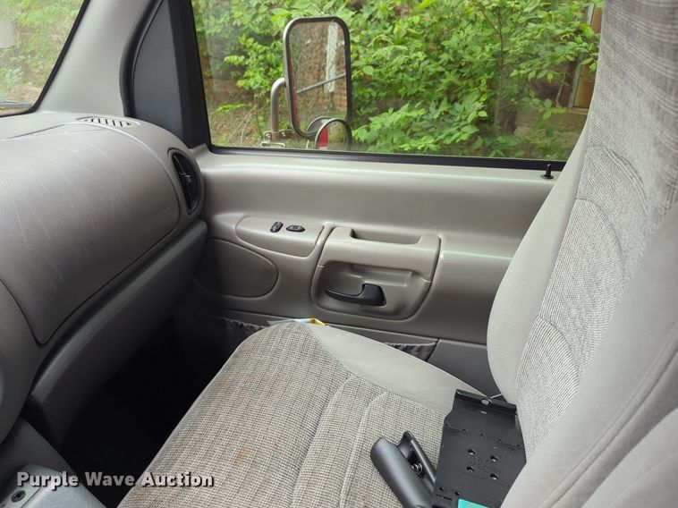 image for item NZ9620 2000 Ford E450 Super Duty ambulance